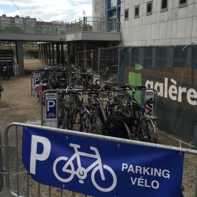 Y-aura-t-il un parking vélo surveillé à la Foire d'octobre et lors de tous les évènements majeurs à Liège? 